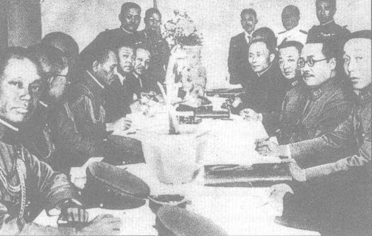 1933年5月，日军强迫国民党政府签订《塘沽协定》，侵略势力渗入冀东。图为中日双方代表在塘沽谈判